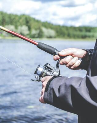 Ein Kind beim Angeln