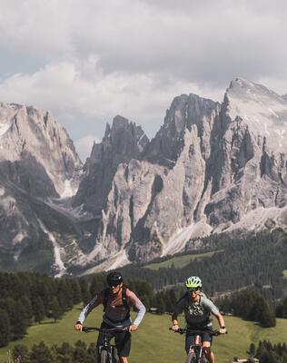Zwei Mountainbiker sind in den Dolomiten unterwegs