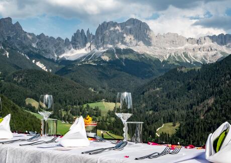 gedeckter-tisch-mit-rosengarten-6