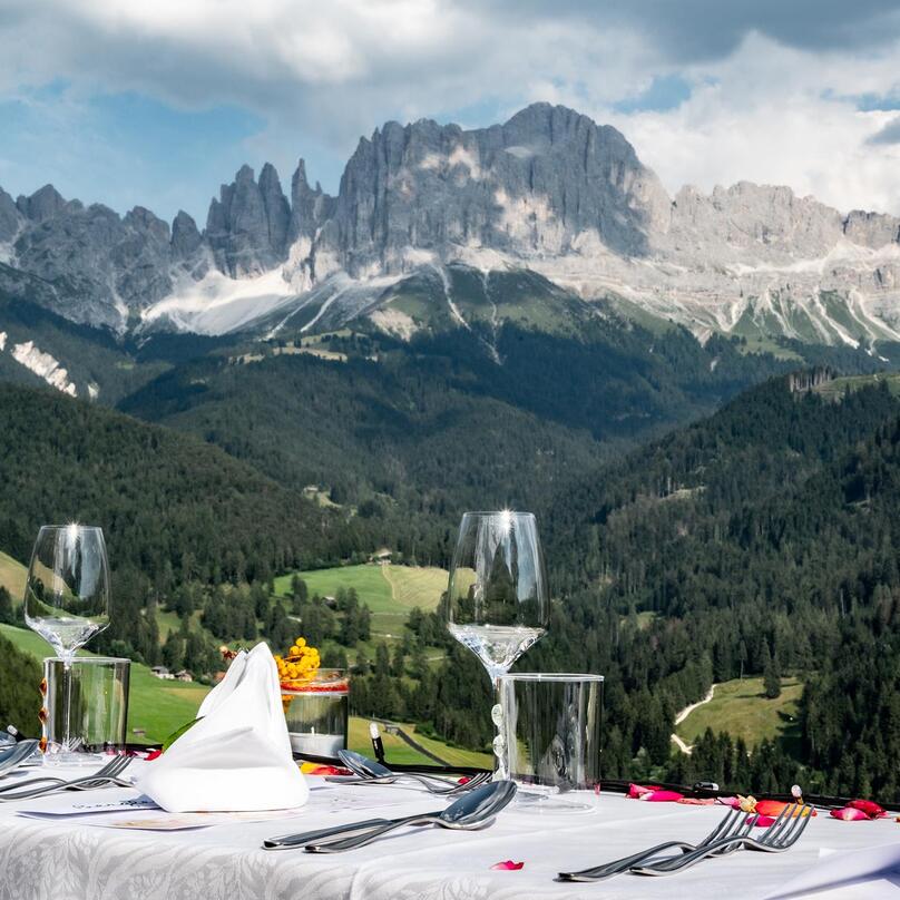 gedeckter-tisch-mit-rosengarten-6