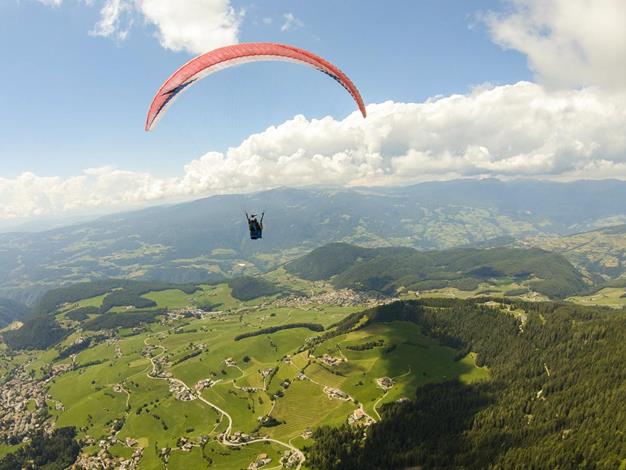 Paragliding with a view of the Alpe di Siusi & the western Dolomites
