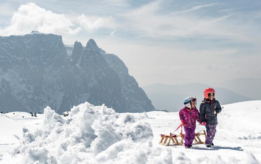 Zwei Kinder beim Rodeln