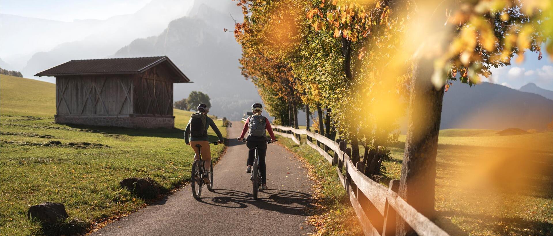 Zwei Mountainbiker fahren einen Fahrradweg entlang