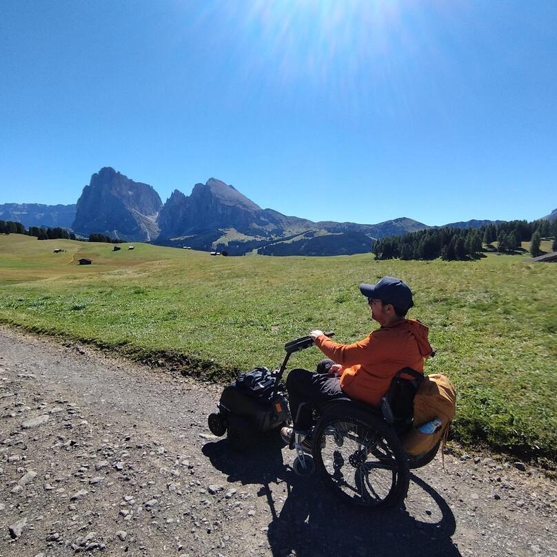Ein Mann im Rollstuhl auf der Seiser Alm