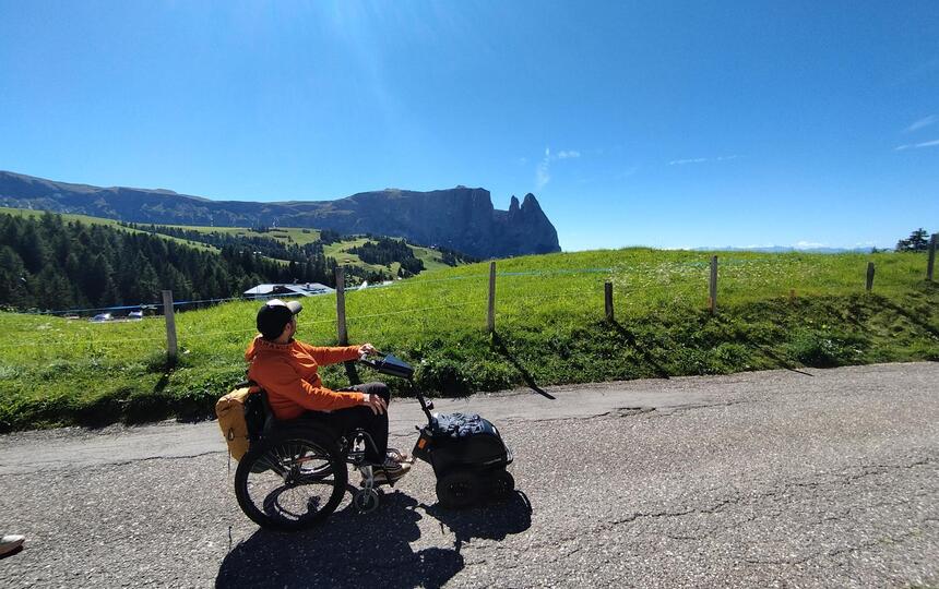 Ein Mann im Rollstuhl auf der Seiser Alm unterwegs