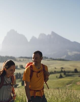 Zwei Wanderer auf der Seiser Alm