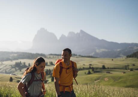 Zwei Wanderer auf der Seiser Alm