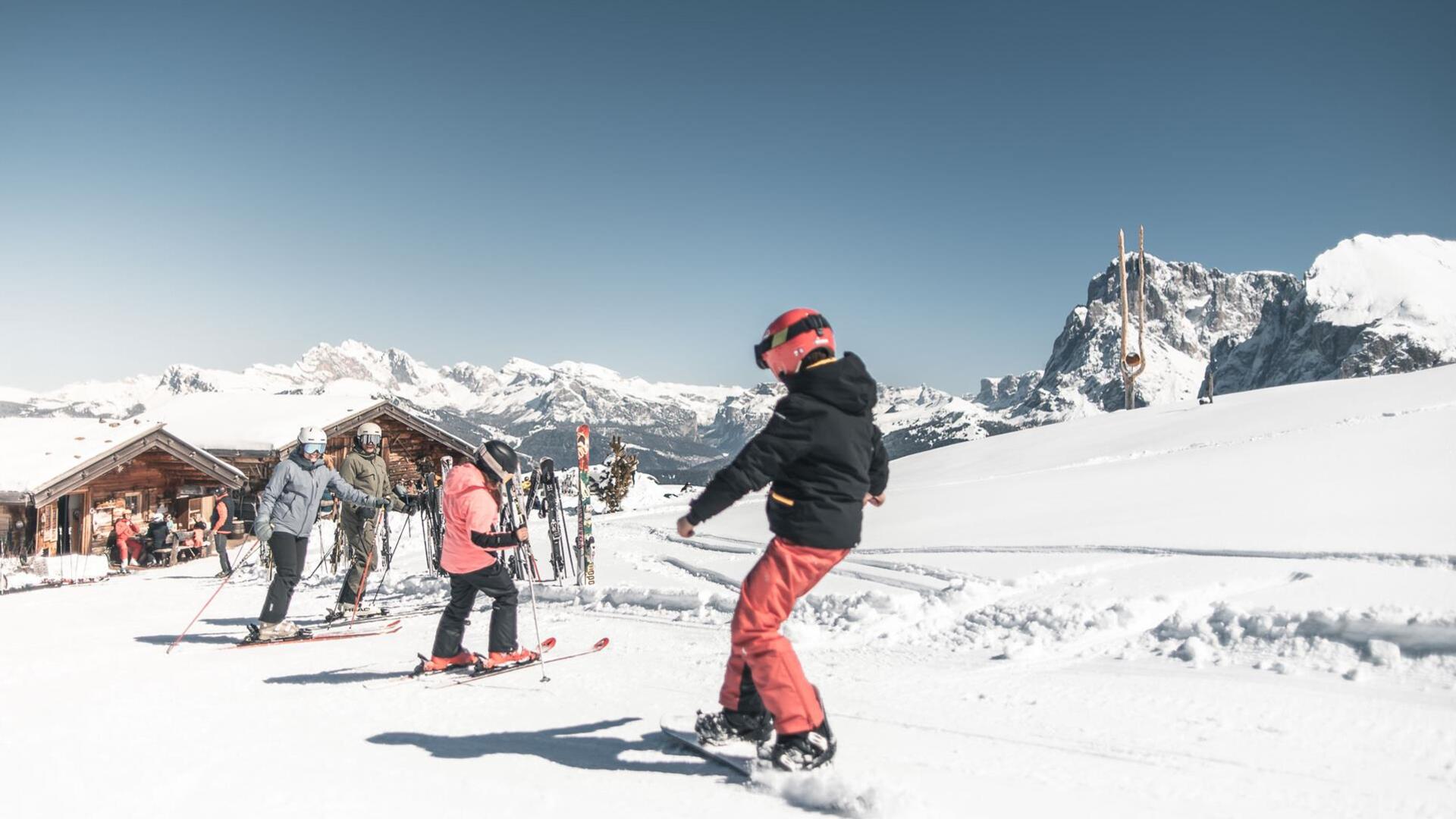 Eine Familie beim Skifahren