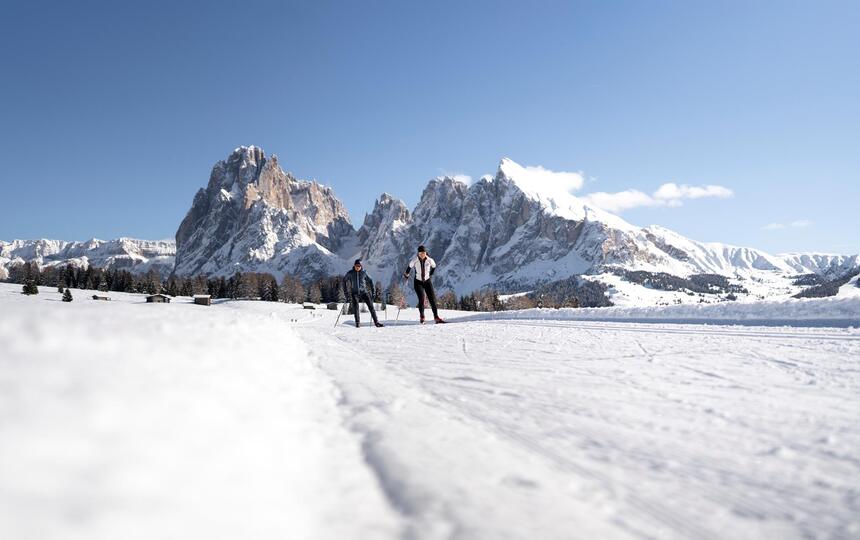 Zwei Personen beim Langlaufen auf der Seiser Alm