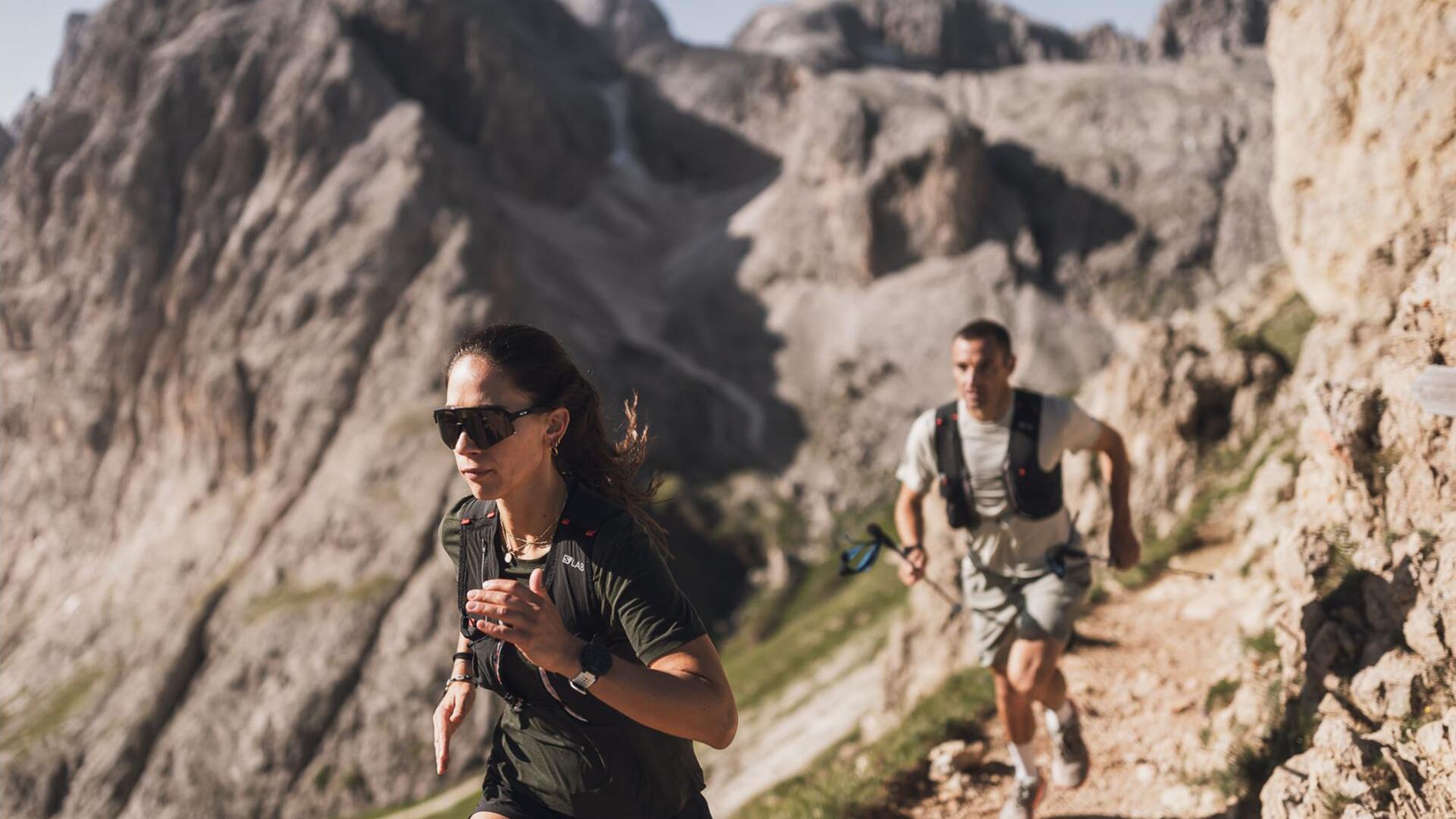 Ein Mann und eine Frau beim Trailrun auf der Seiser Alm