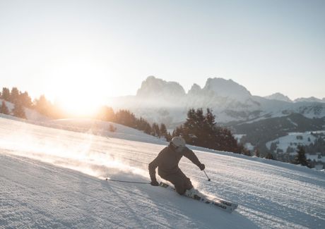 Eine Frau und ein Mann wandern auf der Seiser Alm