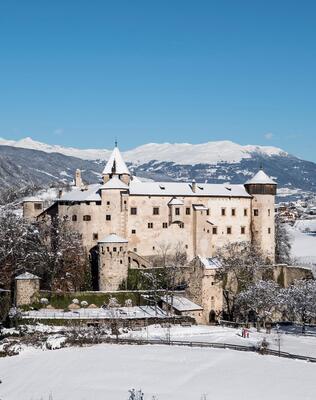Schloss Prösels umgeben von verschneiter Landschaft