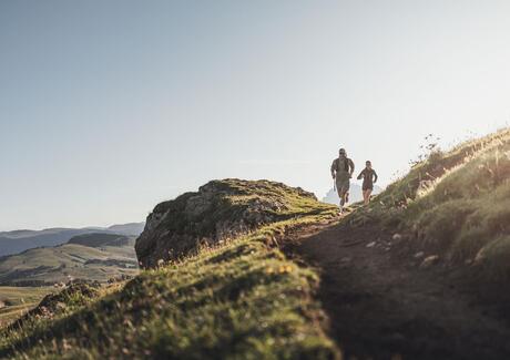 Zwei Personen beim Trailrun auf der Seiser Alm