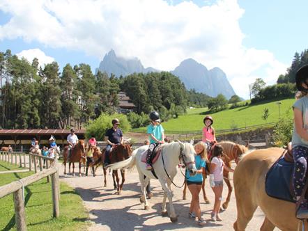 Equitazione intorno all'Alpe di Siusi - Vacanza in famiglia Dolomiti
