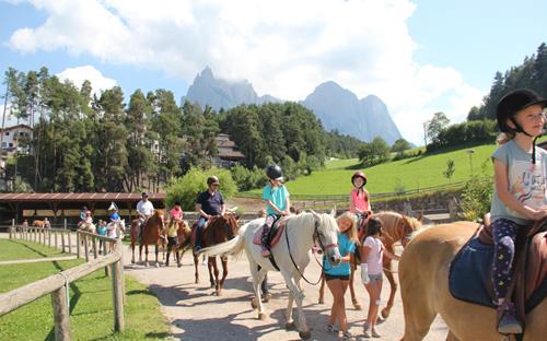 Equitazione intorno all'Alpe di Siusi - Vacanza in famiglia Dolomiti