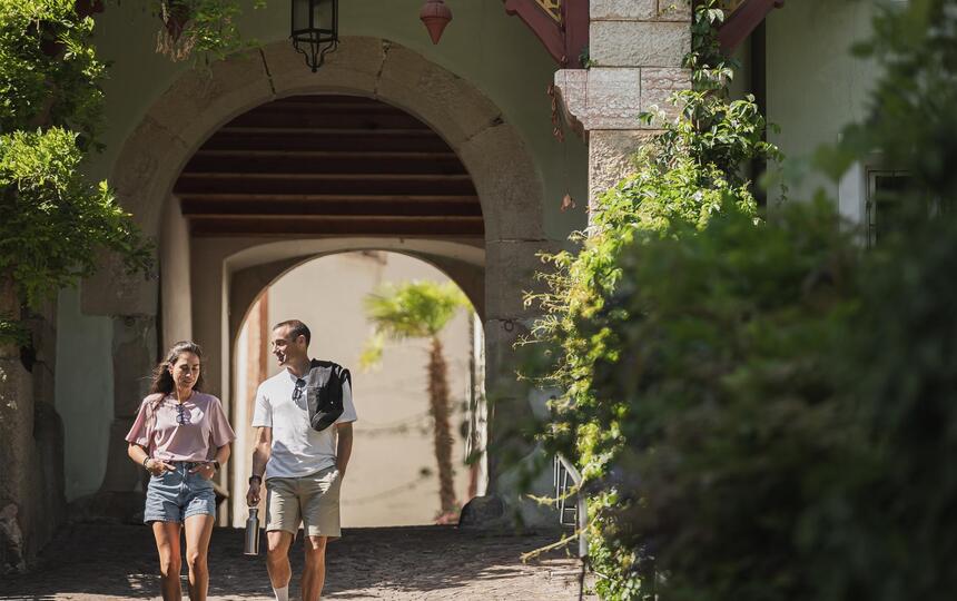 Un uomo e una donna passeggiano nel centro del paese di Fiè allo Sciliar