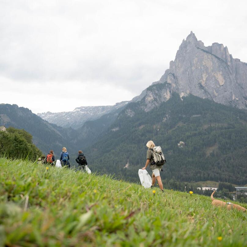 Un gruppo di persone raccoglie rifiuti