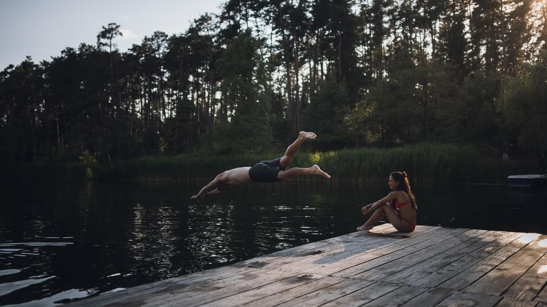 A man jumps into Lake Fiè