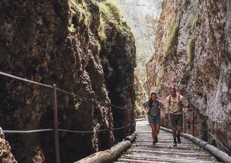 Ein Mann und eine Frau beim Wandern