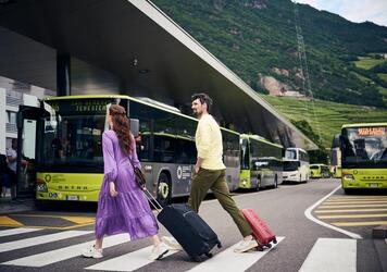 A man and a woman at the bus station in Bozen