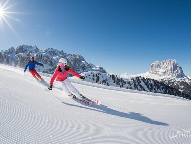 Skiing experience at the Sellaronda - With the skis around the Dolomite massif Sella massif