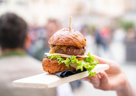 Hamburger serviert auf einem Holzbrett