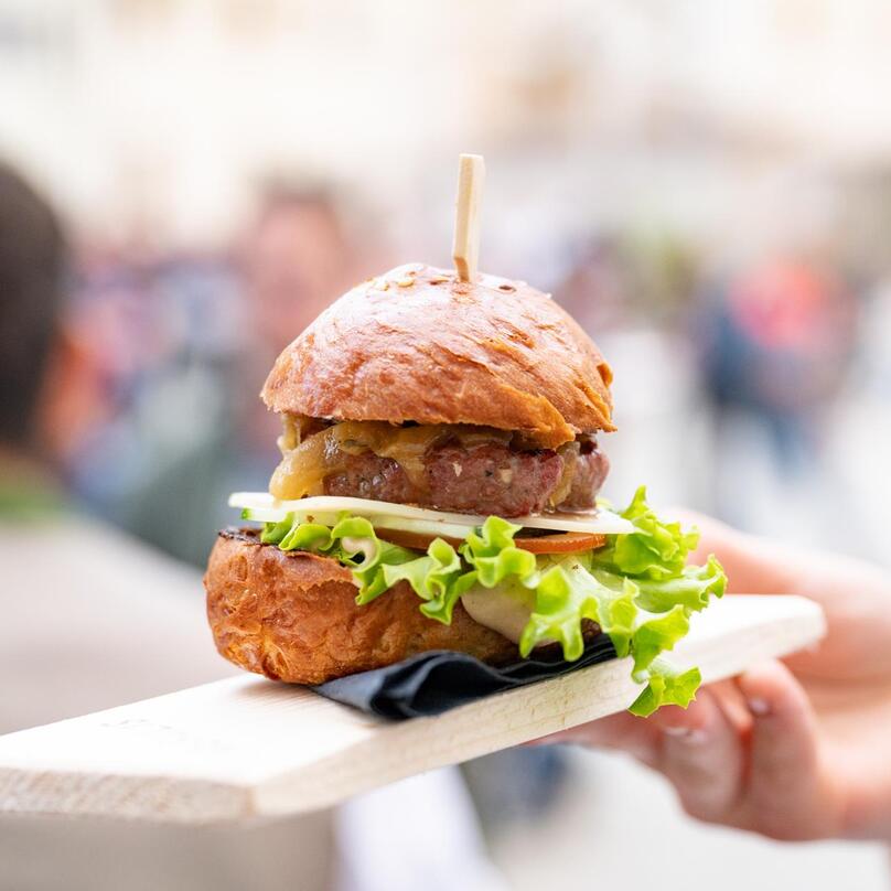 Hamburger servito su tagliere di legno
