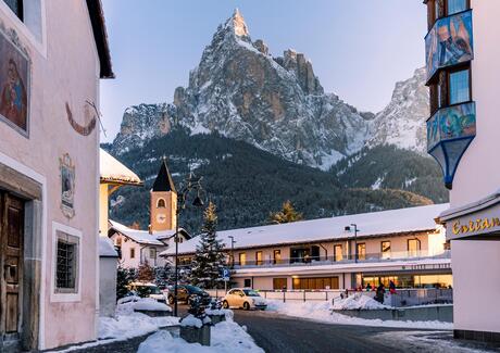 Pfarrkirche von Seis am Schlern, im Hintergrund die Dolomiten