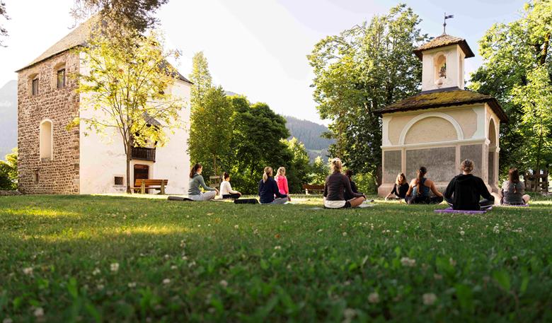 Yoga on the Calvary hill in Kastelruth with healthy breakfast