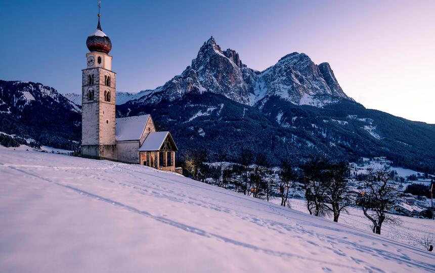 Kirche St. Valentin mit dem Schlern im Hintergrund im Winter