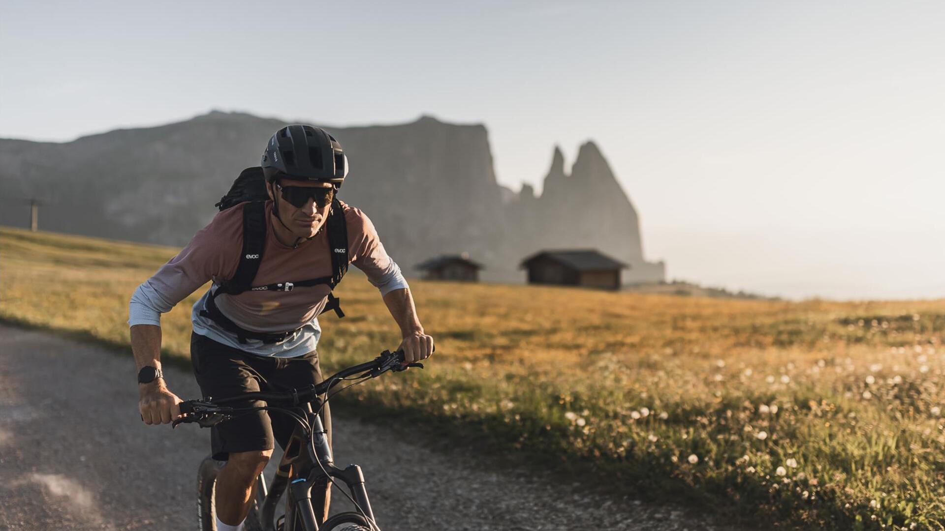 Zwei Mountainbiker sind auf der Seiser Alm unterwegs
