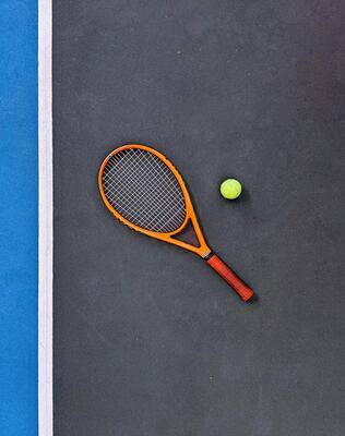 Tennisschläger mit Tennisball