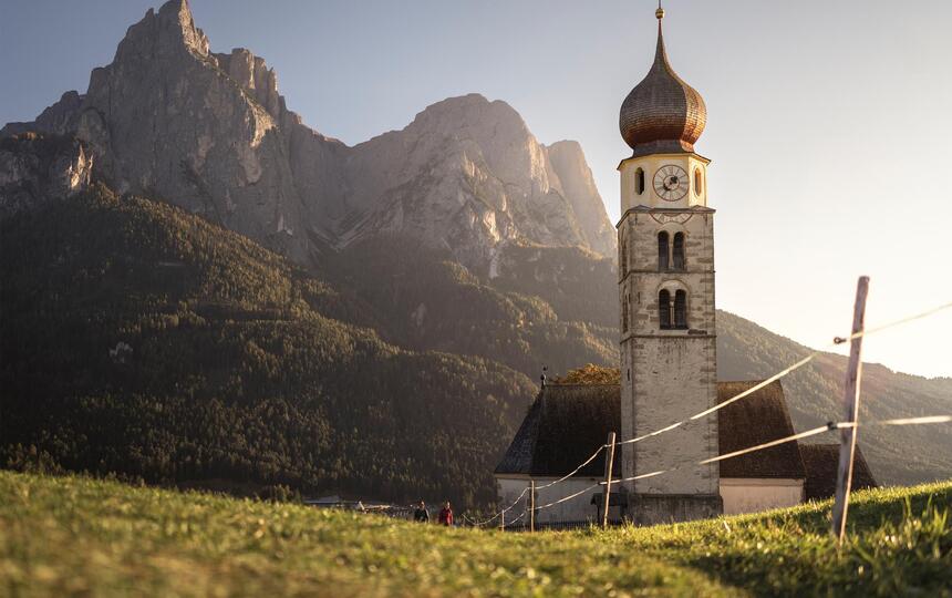 Pfarrkirche von Seis am Schlern, im Hintergrund die Dolomiten