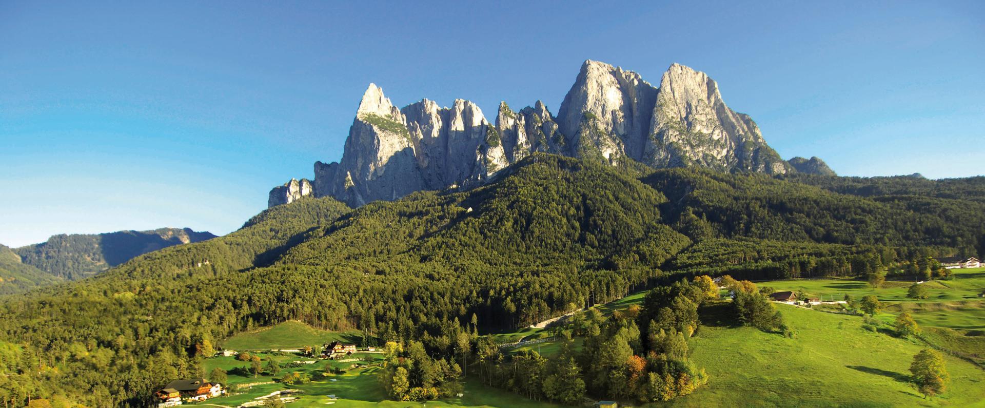 Golfing in St. Vigil Seis at 850 m above sea level at the foot of the Schlern mountain