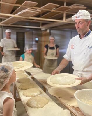 Kinder beim Brot backen