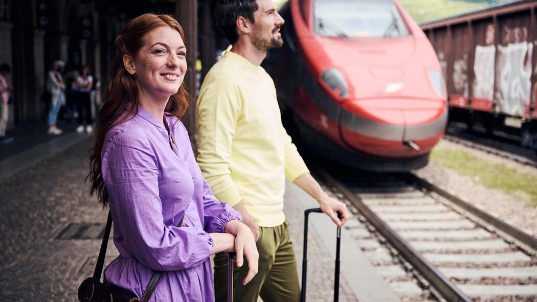 Ein Mann und eine Frau warten auf einen Zug