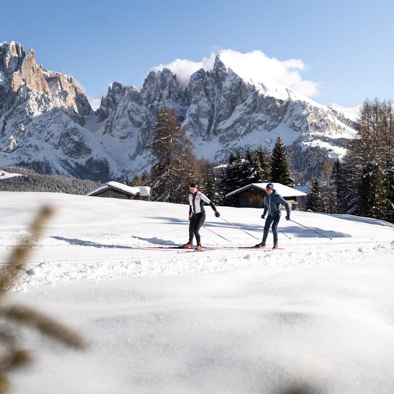 Zwei Personen beim Langlaufen auf der Seiser Alm