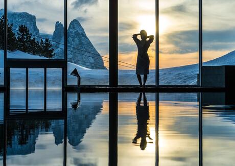 Eine Frau im Schwimmbad mit Blick auf den Schlern