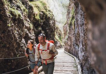 Ein Mann und eine Frau beim Wandern