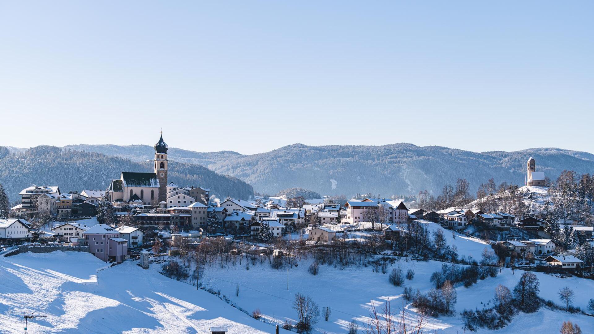 Völs am Schlern bedeckt mit Schnee