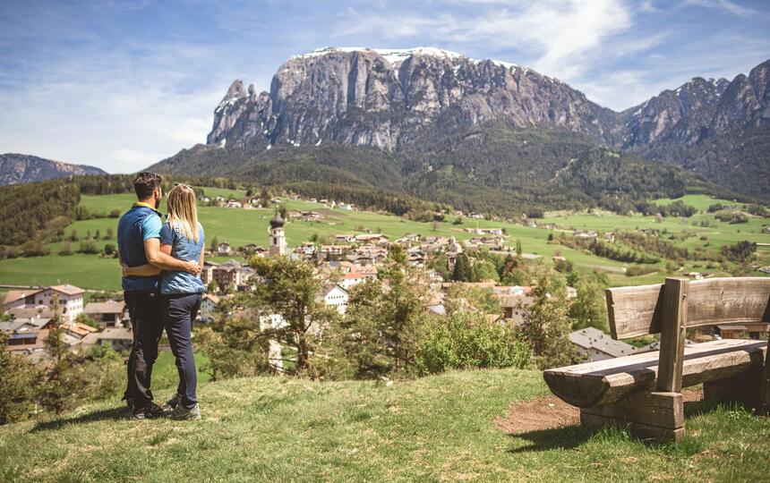 Ein Mann und eine Frau blicken auf den Schlern