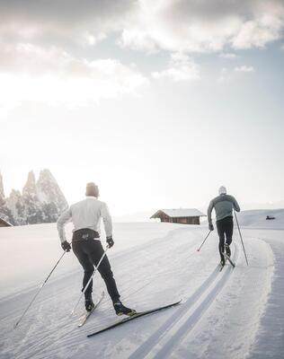 Zwei Personen beim Langlaufen auf der Seiser Alm