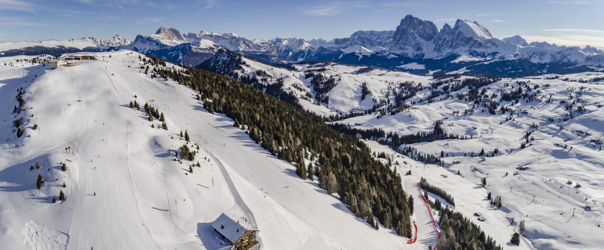 Dolomiti Superski Panorama Ansicht der Seiser Alm Skipisten mit den Dolomiten im Hintergrund