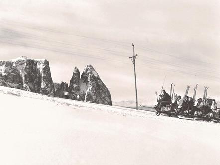 Ski presentations of the ski schools on the subject: The history of skiing