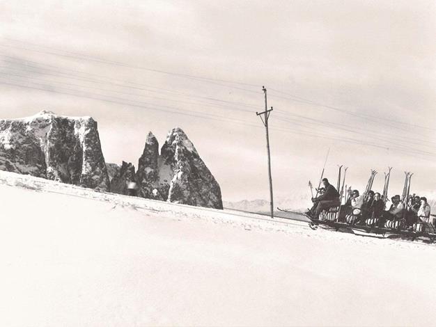 Ski-Vorführungen der Skischulen zum Thema: Die Geschichte des Skifahrens