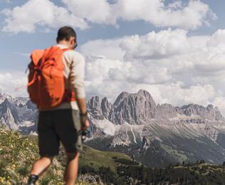 Ein Mann blickt auf die Dolomiten