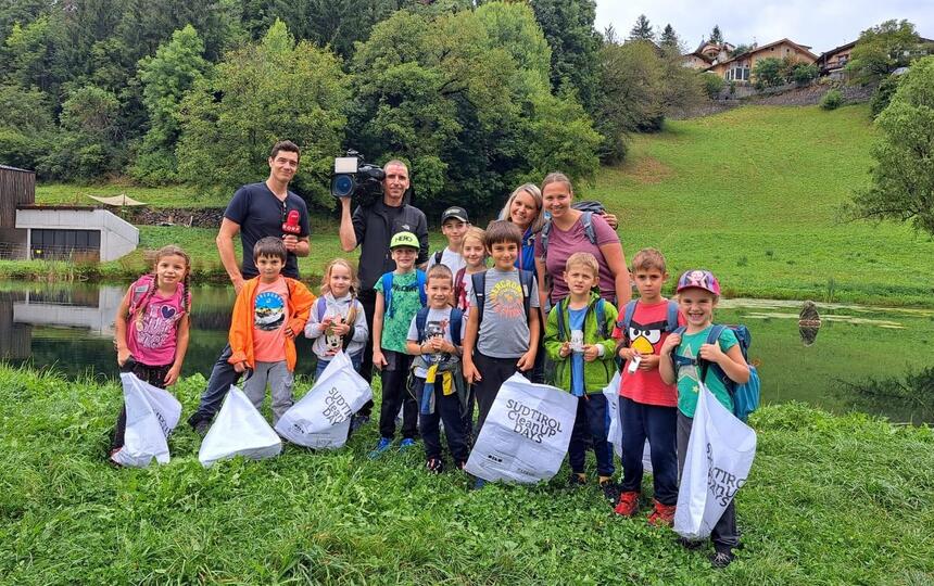 Un gruppo di bambini raccoglie rifiuti