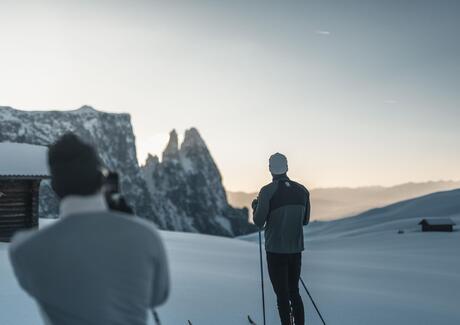 Eine Familie mit zwei Kindern beim Wandern auf der Seiser Alm