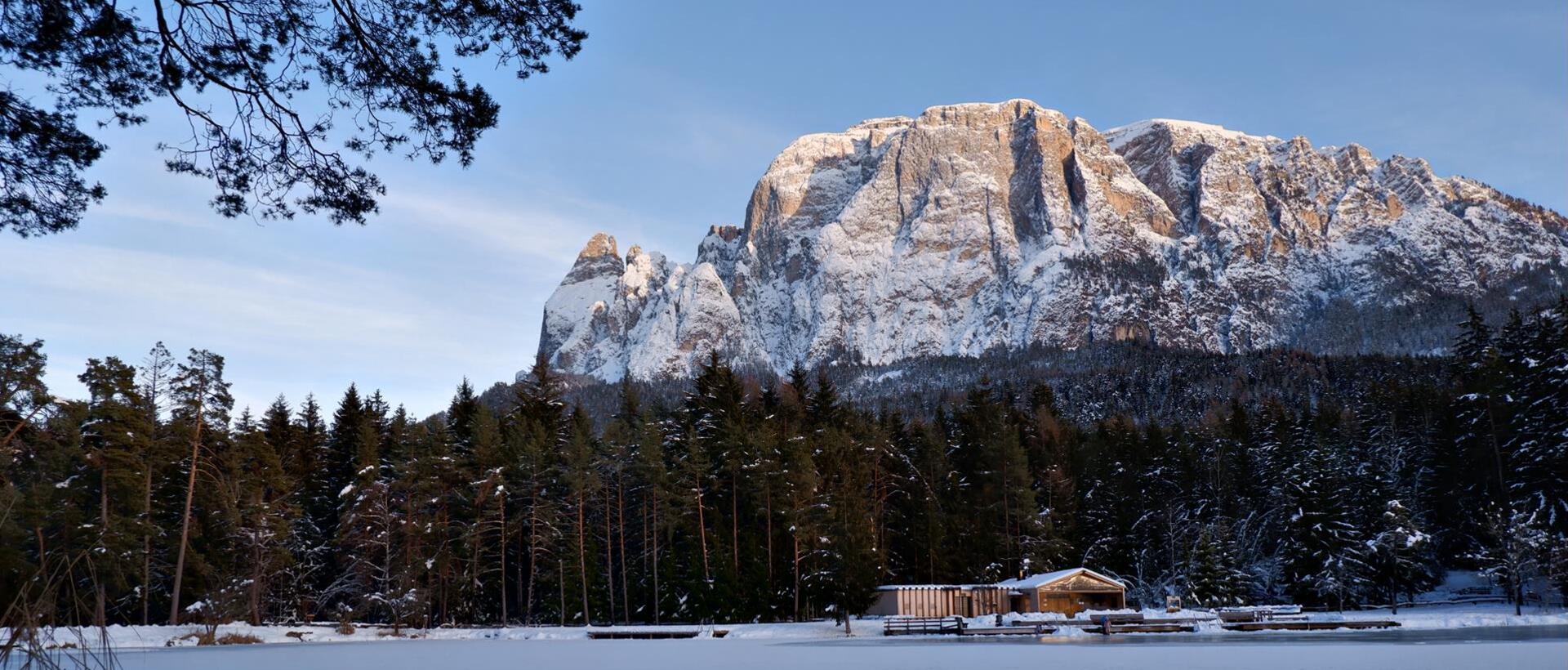 Der zugefrorene Völser Weiher im Winter