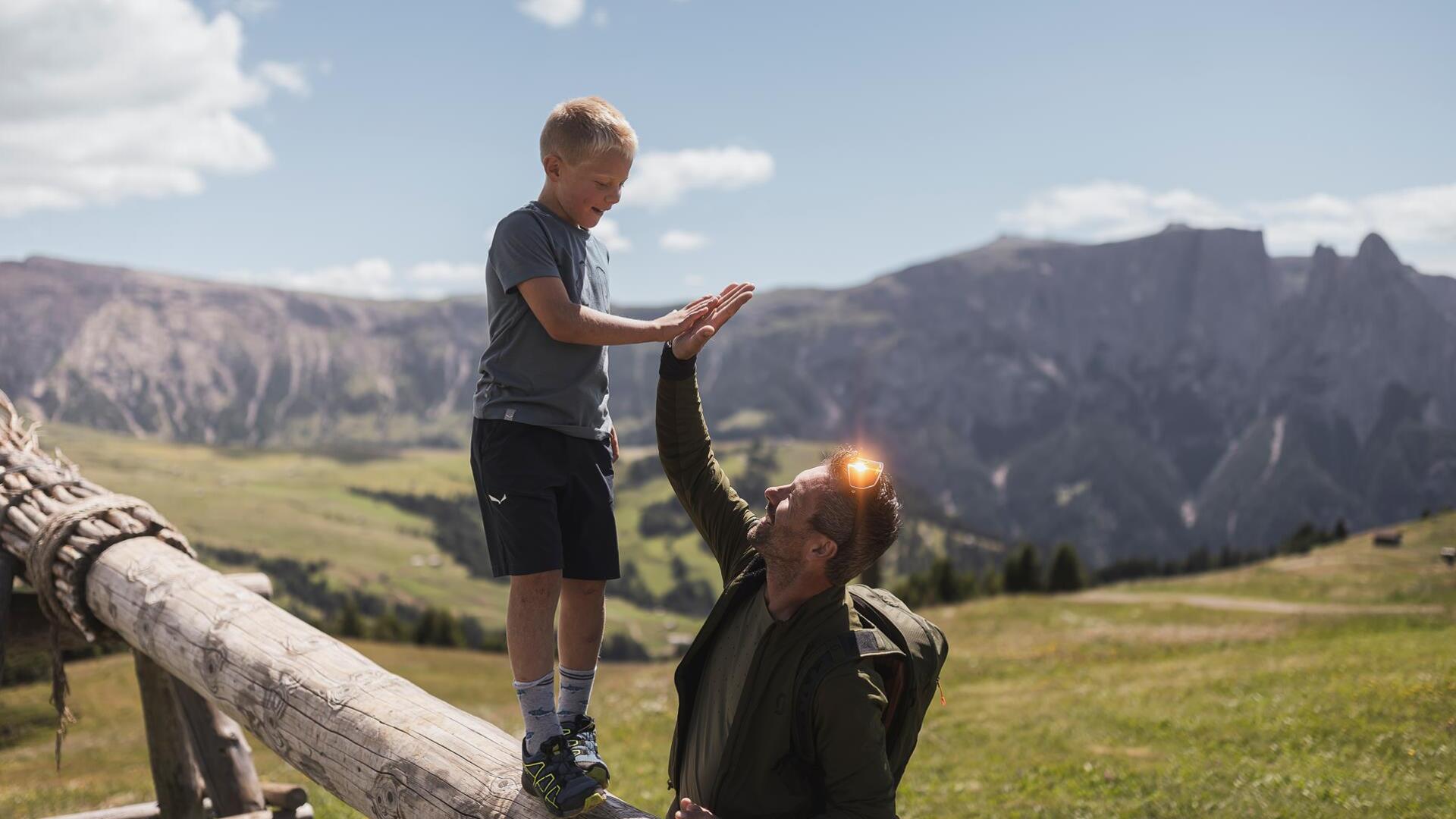 Ein Kind gibt einem Mann ein High-Five